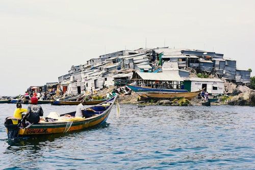 Ngôi làng nhỏ hơn sân bóng đá, gần 1.800 người chen chúc mưu sinh