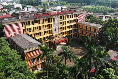 Diễn biến mới vụ trường học 10 năm không khai giảng, thầy giáo đi làm phụ hồ