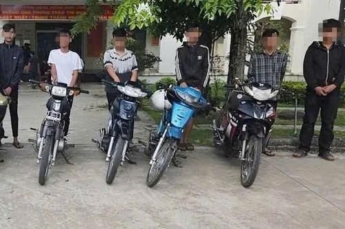 Xử lý một nhóm thanh thiếu niên vi phạm giao thông khi chưa đủ điều kiện điều khiển xe máy