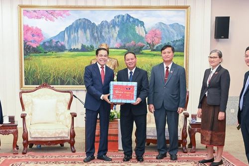 Chủ tịch UBND tỉnh Nghệ An chúc Tết cổ truyền Bunpimay lãnh đạo Đảng, Quốc hội Lào
