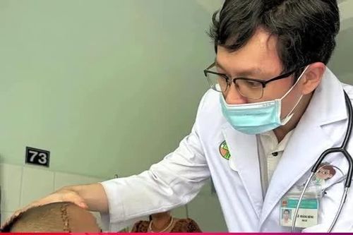 Nghịch ná bắn chim, bé trai 4 tuổi bị bi sắt găm vào sọ