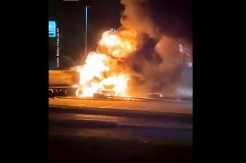 Video xe bồn chở xăng bốc cháy dữ dội ở Texas (Mỹ)
