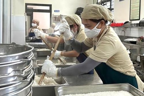 Đà Nẵng: Trường học tăng cường 'gác cổng', giữ an toàn bữa ăn học đường