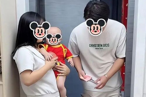 Đến đưa tiền nuôi con sau ly hôn, người đàn ông lập tức rời đi sau câu nói của vợ cũ