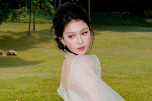 Ngọc Trinh diện đầm hai dây hóa nàng thơ trong trẻo mùa hè
