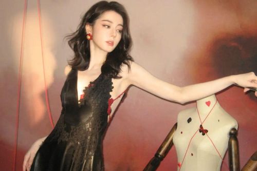 Địch Lệ Nhiệt Ba xuất hiện giữa lúc phim mới gây tranh cãi