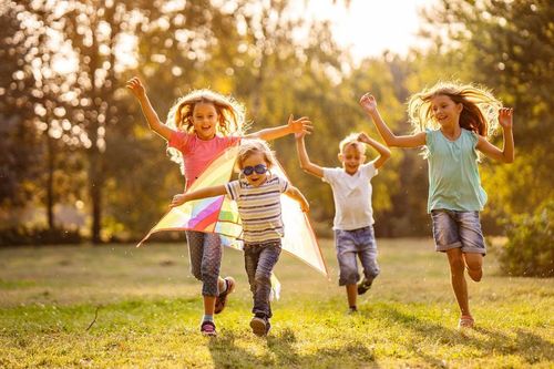 Tuổi thơ không điện thoại: Hiệu quả từ mô hình của một ngôi làng Ireland