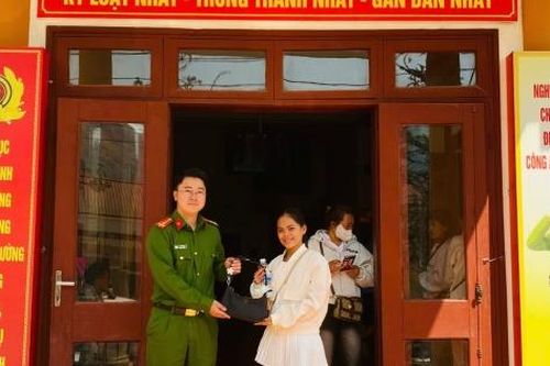 Công an phường Sa Pa hỗ trợ du khách nước ngoài tìm lại tài sản