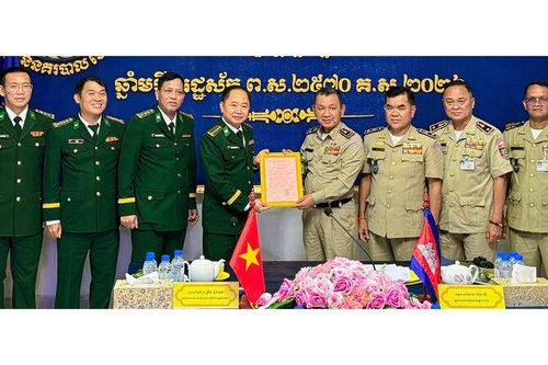 Bộ đội Biên phòng tỉnh An Giang chúc Tết Chôl Chnăm Thmây lực lượng vũ trang Vương quốc Campuchia