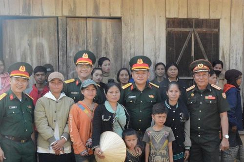 Bộ Chỉ huy Quân sự thành phố Đà Nẵng thăm, tặng quà người dân tỉnh Sê Kông (Lào) nhân dịp Tết Bunpimay