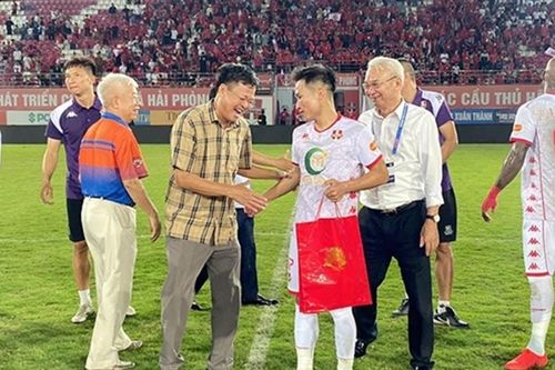 V-League 2025/26: Hải Phòng thắng kịch tính nhận thưởng tỷ đồng, HLV Popov chỉ trích VAR