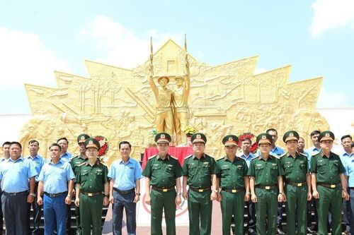 Tư lệnh Quân khu 5 thăm, động viên Đội K53 làm nhiệm vụ tìm kiếm hài cốt liệt sĩ tại Lào