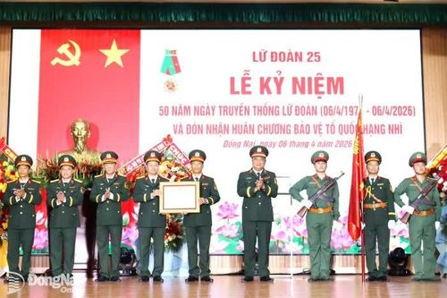 Lữ đoàn Công binh 25 đón nhận Huân chương Bảo vệ Tổ quốc hạng Nhì