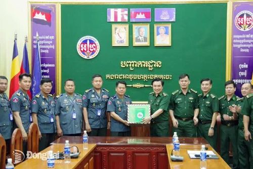 Ban Chỉ huy Bộ đội Biên phòng tỉnh thăm, chúc Tết Chol Chnam Thmay tại tỉnh Kratie