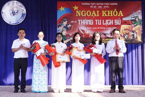 Xã Vạn Ninh khen thưởng đột xuất 2 học sinh đoạt giải cấp quốc gia
