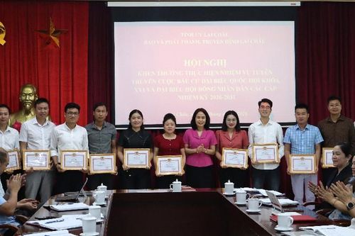 Khen thưởng 11 cá nhân tiêu biểu trong tuyên truyền bầu cử