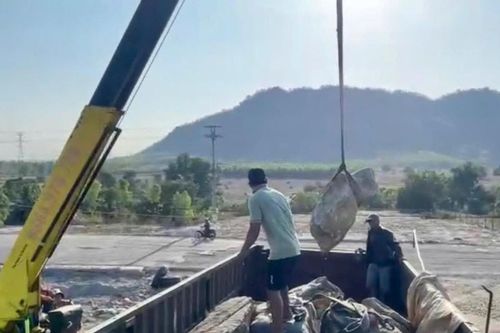 Tài xế bị phạt và buộc hạ tải xe mới được tiếp tục lưu thông