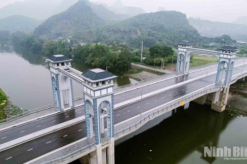 Độc đáo hai cây cầu có tháp vọng cảnh tại Ninh Bình
