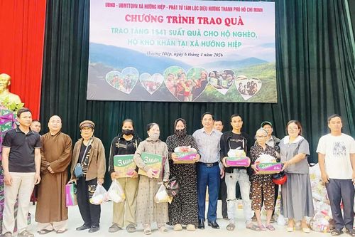 Trao tặng 1.541 suất quà cho hộ nghèo, hộ khó khăn tại xã Hướng Hiệp