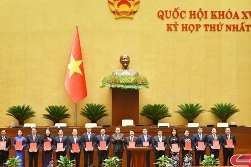 Chủ tịch Quốc hội trao Nghị quyết phê chuẩn kết quả bầu Trưởng Đoàn ĐBQH tỉnh Sơn La khóa XVI