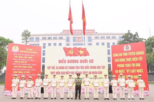 Công an tỉnh khen thưởng các tập thể, cá nhân có thành tích tiêu biểu trong thực hiện các phong trào thi đua