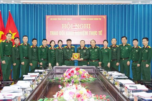 Đoàn công tác Trường Sĩ quan Chính trị Bộ Quốc phòng trao đổi kinh nghiệm thực tế tại Bộ CHQS tỉnh