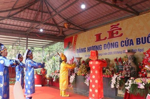 Thanh Hóa: Phường Bỉm Sơn dâng hương Động Cửa Buồng thu hút du khách thập phương