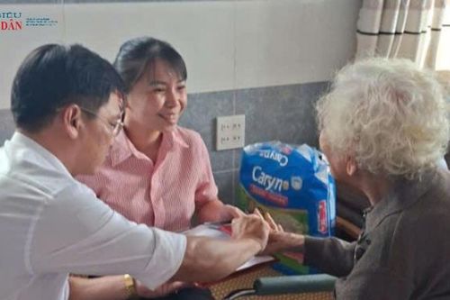 Đồng Tháp: Cán bộ đến tận nhà hỗ trợ người già thực hiện thủ tục hành chính