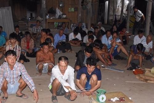 Phá sới bạc bắt 35 đối tượng, tạm giữ gần 250 triệu đồng