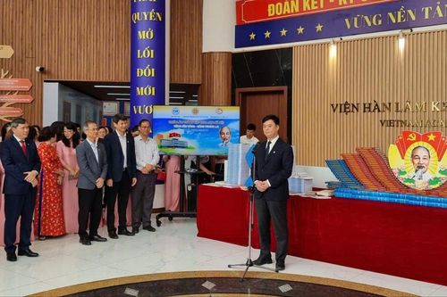 Khai mạc trưng bày 'Vững nền tảng - Sáng tương lai'