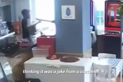 Clip: Tưởng chỉ là trò vui, nhân viên quán bar vô tư chạm vào dao của kẻ cướp và cái kết khiến ai cũng bất ngờ