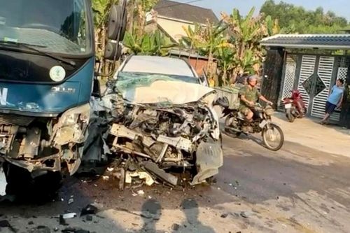 Xe tải va chạm ô tô ở Đà Nẵng, 4 người thương vong