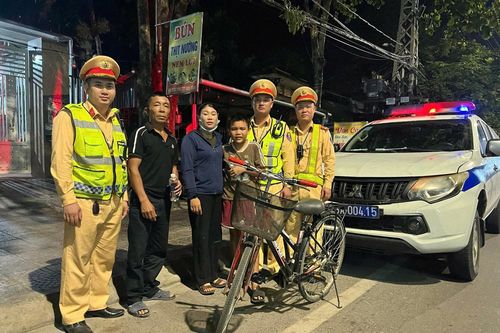 Đạp xe xuyên đêm lạc hơn 150km, bé trai được CSGT đưa về nhà