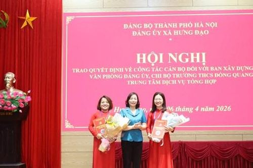 Xã Hưng Đạo công bố các quyết định về công tác cán bộ