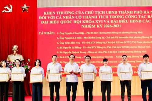 Hoàng Mai khen thưởng tập thể, cá nhân xuất sắc, tháo gỡ 'điểm nghẽn'