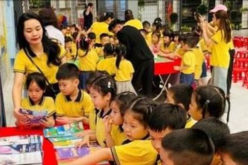 Phú Thượng: Học sinh mầm non hào hứng trải nghiệm 'Em là học sinh lớp 1'