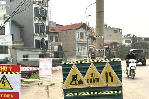 Cột điện giữa đường - tiềm ẩn nguy cơ tai nạn giao thông