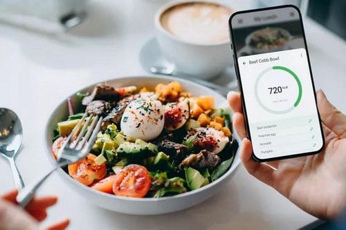 Vì sao nhiều người sau tuổi 45 ăn ít nhưng vẫn tăng cân? Thủ phạm thường nằm ở bữa tối