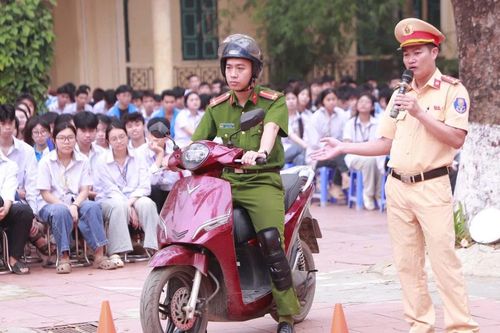 Trang bị kỹ năng tham gia giao thông cho hơn 1000 học sinh THPT