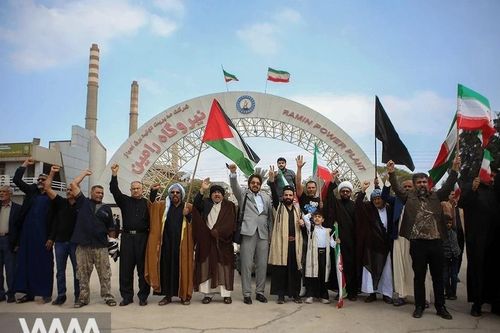 Hàng rào người vây quanh bảo vệ nhà máy điện: Giới trẻ Iran gửi thông điệp vượt biên giới