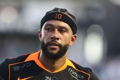 Depay gây ngỡ ngàng đi trực thăng đến sân