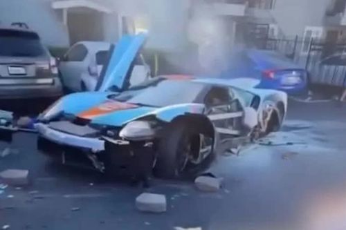 Siêu xe Ford GT 2,5 triệu USD 'vỡ vụn' vì tai nạn