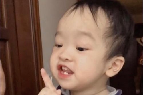 Em bé gây sốt khắp cõi mạng với meme 'nín' giờ ra sao?