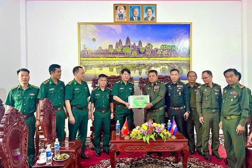 Bộ đội Biên phòng Quảng Ngãi chúc Tết Chol Chnam Thmay tại Rattanakiri