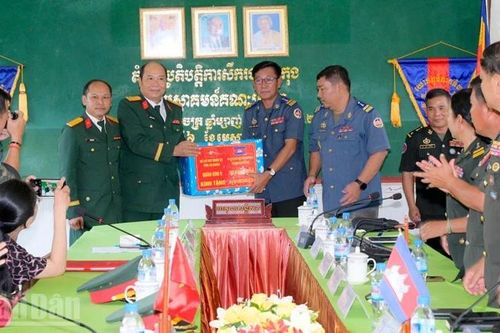 Đoàn công tác Bộ Chỉ huy Quân sự tỉnh An Giang thăm, chúc Tết Chol Chnam Thmay các đơn vị của Campuchia