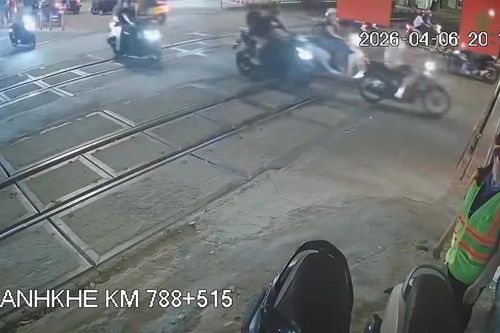 Một phụ nữ hành hung 2 nữ nhân viên gác chắn đường sắt khi cố vượt đèn đỏ