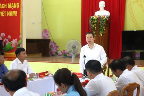 Phó Bí thư Thành ủy Đà Nẵng Nguyễn Mạnh Hùng làm việc với xã Trà Tân