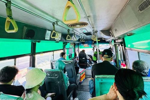Để xe buýt hấp dẫn hơn - Bài 2: Xe buýt oằn mình, hành khách nhọc nhằn