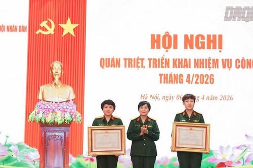 Đạo diễn phim 'Mưa đỏ' được trao Huân chương Lao động hạng Ba
