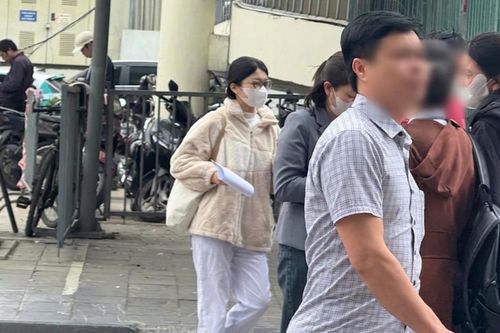 'Bất chấp' biển cấm, khói thuốc vẫn bay trong bệnh viện, nơi công cộng